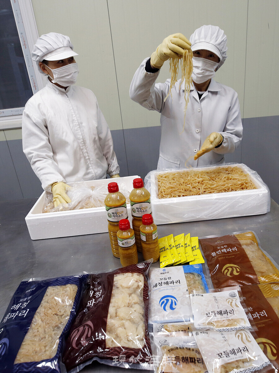 태양수산 직원들이 해파리 소스 등 다양한 해파리 제품을 선보이고 있다.