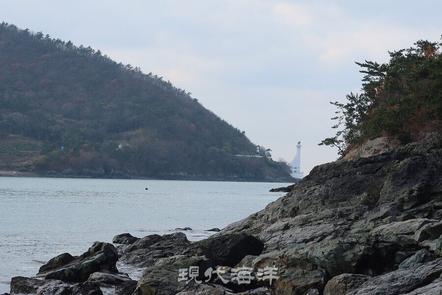 목포시 달리도와 해남군 화원면 사이로 바다는 신안과 진도와 제주를 오가는 여객선과 쾌속선과 그리고 외국에서 들어오는 무역선이 들어오는 길목이다. 그곳에 목포구 등대가 있다.