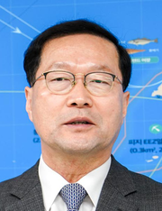 문해남 한국해양재단 이사장은 전주 출신으로 단국대를 졸업하고 서울대 행정대학원에서 행정학 석사 학위를,  스웨덴 세계해사대학교(WMU)에서 항만경영학 석사 학위를 취득했다.문 이사장은 대통령비서실 경제수석실과 민정수석실에서 행정관, 인사수석실에서 인사관리비서관, 해양수산부 해양정책실장 등을 지냈으며, 현재는 한국해양재단 이사장 직을 수행하며 김앤장 법률사무소 해양수산 분야 고문으로 활동하고 있다.