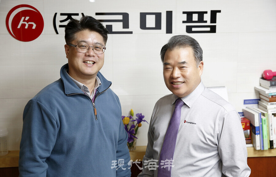 ㈜코미팜 문성철 대표이사(사진 오른쪽)와 안경진 수산 총괄 본부장