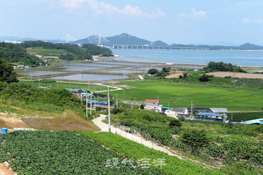 갯벌을 막아 만든 농지와 염전