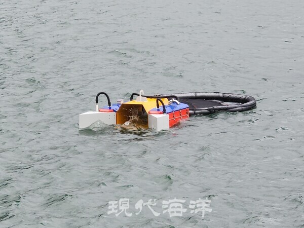 해양환경공단은 청항선 접근이 어려운 해역에서의 부유폐기물 수거를 위한 수상로봇을 도입하고 해상 시연회를 개최했다.