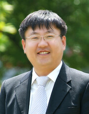 강석규 한국수산경영학회 회장은 부경대학교에서 수산경영학 학사, 경영학 석사 학위를, 부산대학교에서 경영학 박사 학위를 취득했다.2011년부터 2012년까지 샌디에이고 주립대학교 객원교수를 거쳐, 2005년부터 제주대학교 경영학과 교수로 재직 중이며, 2009년부터 2024년까지 공무원(9급, 5급) 시험 출제위원을 역임했다. 또한, 2025년부터 한국금융공학회 및 한국재무관리학회 부회장을 맡아 금융 및 수산경영 분야의 연구를 주도하고 있다. 현재는 2023년부터 제주대 어촌수산경영연구센터장을 겸임하며, 수산자원 관리 및 경제성 분석 연구를 수행하고 있다.