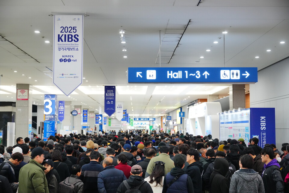2025 경기국제보트쇼 및 한국국제낚시밖람회에 참가자들이 입장표를 교환하기 위해 로비에 길게 대열을 이루고 있다(사진=킨텍스).