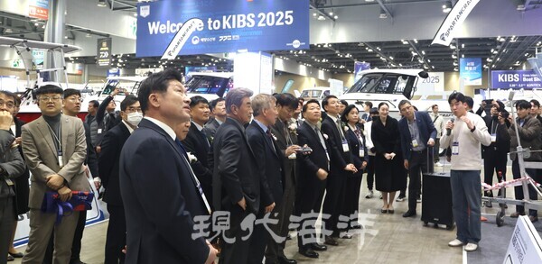 28일 개막식을 마친 후 정부, 지자체, 기관 등 주요 인사들이 행사장을 둘러 보고 있다(사진=지승현 기자).