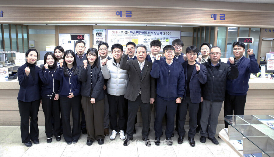 부산시수협 김종열 상임이사(오른쪽 다섯번째)와 직원들