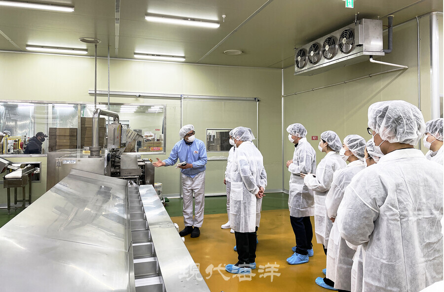 수산사업단 직원들이 부산 수출업체를 찾아 애로사항을 파악하고 있다.