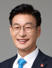 문대림 위원장은 제주도 출신으로 대정고, 제주대 법학과를 거쳐 제주대 대학원에서 법학석사를 취득했다. 제8대 제주도의회 환경도시위원장, 제9대 제주도의회 의장, 문재인 정부 대통령비서실 제도개선비서관 등을 지냈다. 작년 4월 제22대 총선에서 제주시갑구 국회의원에 당선돼 농해수위 상임위 활동을 펼치며 지난 2월 출범한 더불어민주당 해양수산특별위원회 위원장을 맡고 있다.