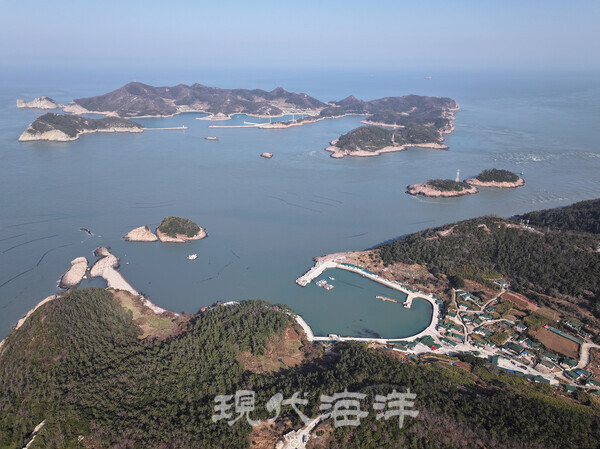 진도군 조도면 동거차도 동막마을에서 본 서거차도