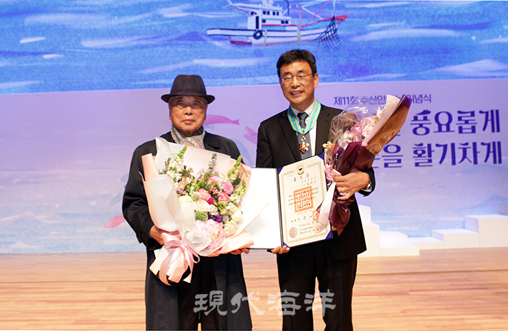 김광중 ㈜삼해상사 창업주(사진 왼쪽)가 지난 9일 오후 별세했다. 사진은 2022년 4월 1일 제11회 수산인의 날 기념식에서 김 산업 발전 공로로 은탑산업훈장을 수훈한 아들 김덕술 전 삼해상사 사장과 함께 마지막으로 공식 석상에 나섰던 고인의 모습.