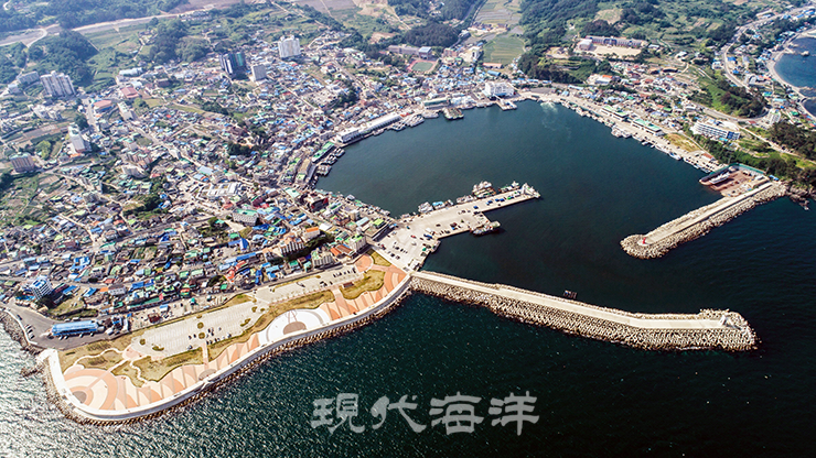 경주시 감포항 전경. 오는 25일부터 28일까지 감포항 일대에서는 ‘감포항 100년 기념행사’가 개최된다.