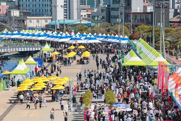 완도군은 지난달 5일부터 5월 4일까지 진행된 ‘청산도 슬로걷기 축제’와 지난 3일부터 6일까지 열린 ‘완도 장보고수산물축제’에 총 11만 2,000여 명이 넘게 다녀간 것으로 파악했다.
