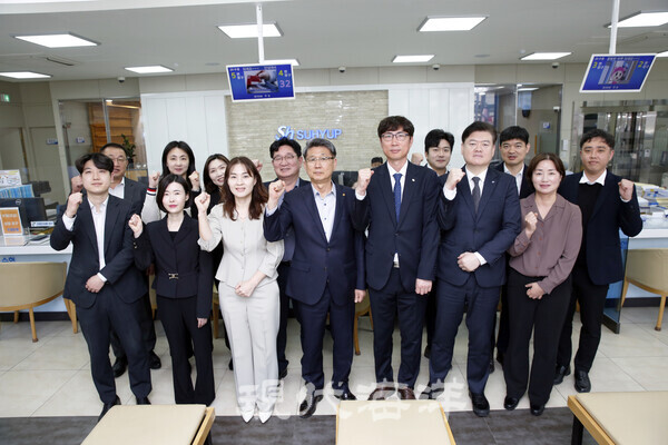 경인북부수협 이만석 조합장(앞줄 중앙)과 임직원