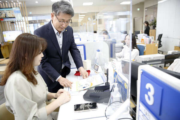 경인북부수협 강화지점에서 이만석 조합장이 공제상품에 대해 설명하고 있다.