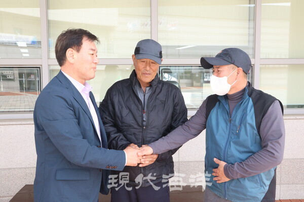 피해어업인을 위로하고 있는 김성식 강구수협조합장