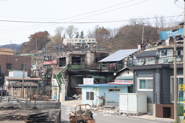 불에 전소된 노물항 인근 어촌마을