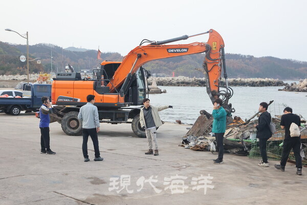 철거작업현장을 점검하는 영덕군청 관계자