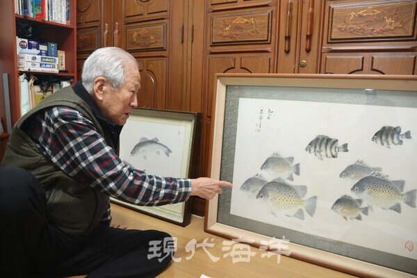 한기덕 선생이 강담돔과 돌돔 어탁을 설명하고있다.