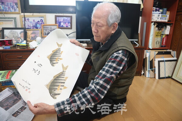 한기덕 선생이 아홉동가리 어탁을 소개하고있다.