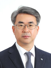 김기성 대표이사는 강원대학교 행정학과를 졸업하고 경희대학교 법학과에서 석사학위를 취득했다.김 대표는 1995년 수협중앙회에 입사해 조합감사실장, 총무부장, 어업정보통신본부장, 기획부장, 연수원장, 경영전략실장, 지도 담당 부대표, 기획 담당 부대표 등 주요 보직을 두루 역임했다. 2023년 3월 대표이사에 선출된 뒤 임기를 마치고 올 3월 재선출 재선됐다.