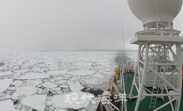 아라온호가 부빙을 부수고 지나온 바다 모습_브리지에서 선미 쪽을 향해 찍은 사진