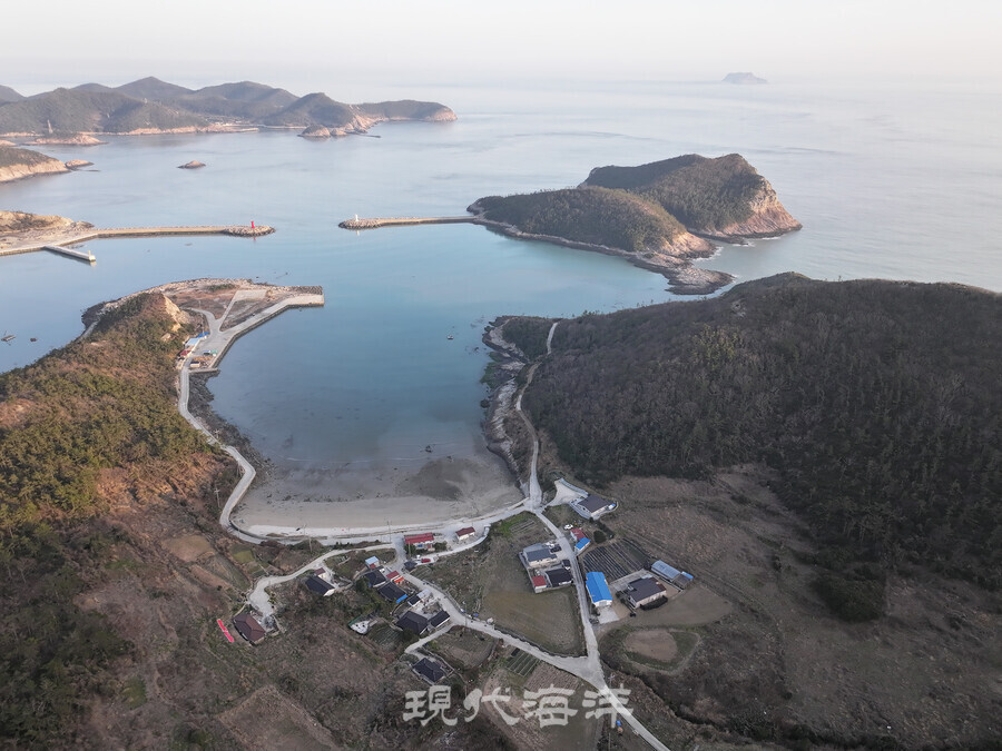 서거차항과 목섬(우측 섬) 뒤로 동거차도와 거차수로가 이어진다.