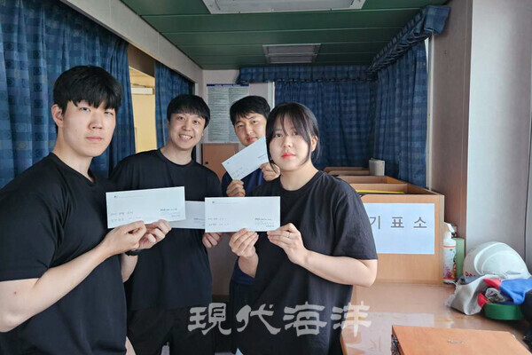 바다에서 선원들이 투표를 하고, 위성인터넷으로 사진을 보내왔다.