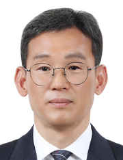 박영수 회장은 한국해대 항해학과를 나와 이 대학 대학원 해사수송과학과에서 석사학위를, 일본 고베대 대학원 해사수송과학과에서 박사학위(해상교통안전공학)를 각각 취득했다. 2005년부터 한국해대 해사대학 항해융합학부 교수로 재직하고 있으며, 부산시 가덕신공항기술위원회 위원, 여수광양항만공사 기술자문위원회 위원 등을 지냈다. 현재 한국항해항만학회 회장과 한국해양과학기술협의회 회장을 맡고 있다.