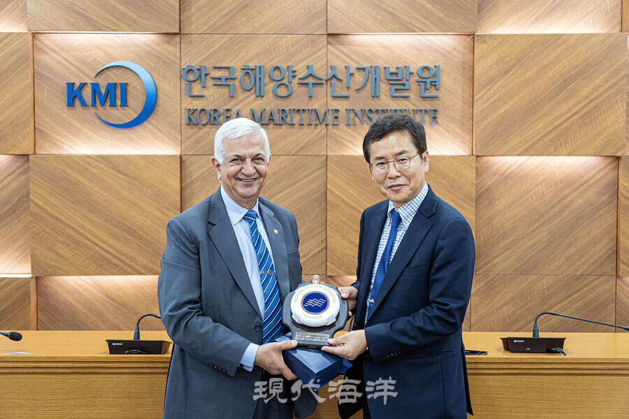 조정희 원장이 인도해양국가재단과 MOU를 맺었다.