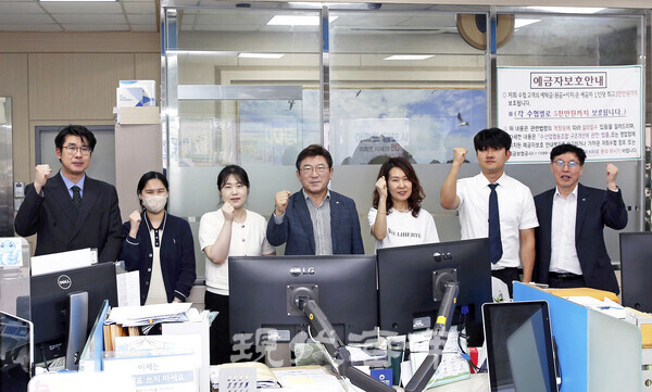 김명석 조합장(가운데)과 상호금융 직원들이 파이팅을 외치고 있다.