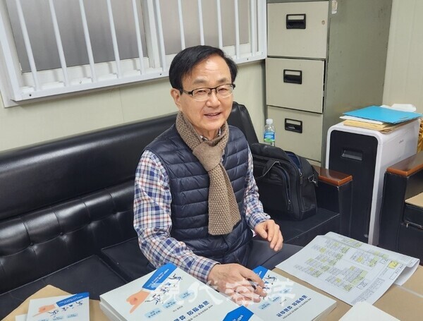 책에 830명 후배 공무원의 이름을 정성껏 적어넣는 최갑준 前 전남도 수산자원과장