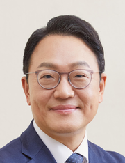 홍종욱 이사장은 서울대 정치학과를 나와 스웨덴 세계해사대에서 해사행정학 석사학위를, 중앙대 일반대학원에서 국제상학 박사학위를 각각 취득했다. 그는 1994년 행정고시 37회로 공직에 입문해 해수부 마산지방해양수산청장, 인천지방해양수산청장, 해양정책관, 해사안전국장 등 주요 보직을 거쳤다. 지난해 6월 한국어촌어항공단 이사장에 취임했다.