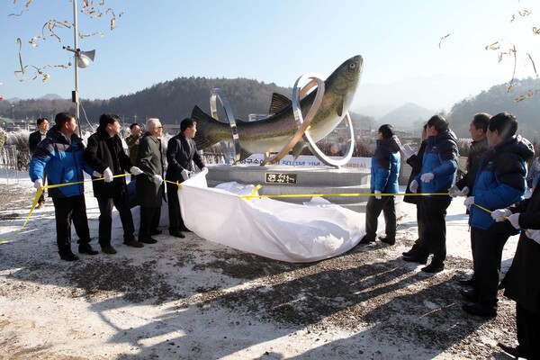 한국송어양식협회가 2015년 12월 강원도 평창에서 개최한 송어양식 50주년 기념비 제막식.