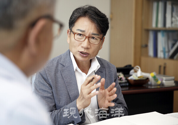 박종민 국장이 해양레저관광도시 경기도에 대한 비전을 제시하고 있다.