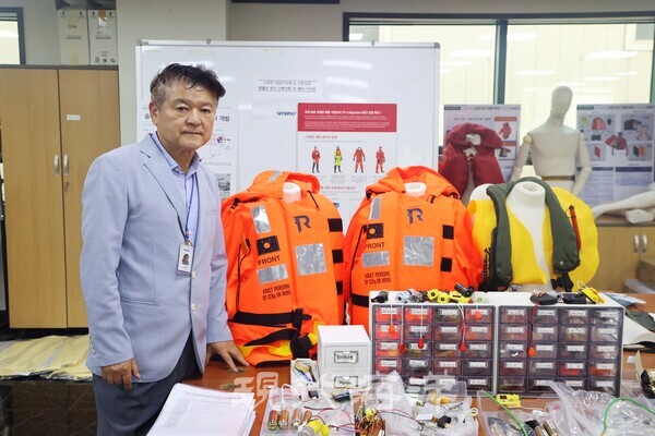 김재홍 대표가 개발중인 제품을 설명하고 있다.