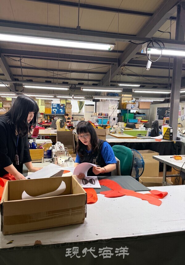 작업지시서 기준 산출물 대조 중인 김담 실장(좌)과 봉제작업자(우)