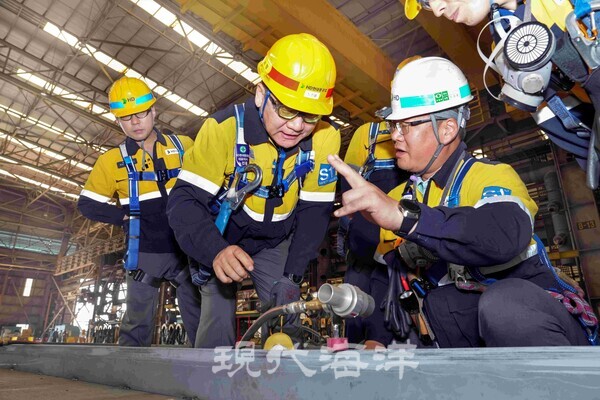 노진율 사장이 계열사 사업장을 방문해 안전경영시스템을 살펴보고 있다. 