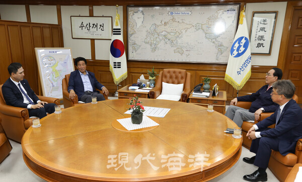 이영호 대통령실 해양수산비서관이 지난 15일 수협중앙회를 방문해 수산업계 주요 현안을 청취하고 현장 소통에 나섰다.