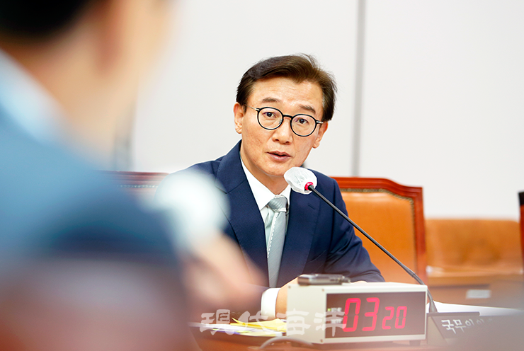 전재수 해양수산부 장관 후보자가 지난 14일 국회 농해수위 회의실에서 열린 인사청문회에서 의원 질의에 답하고 있다. 사진_박종면 기자