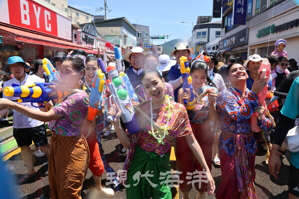 이번 축제는 많은 외국인들의 참여도 눈에 띄었다. 