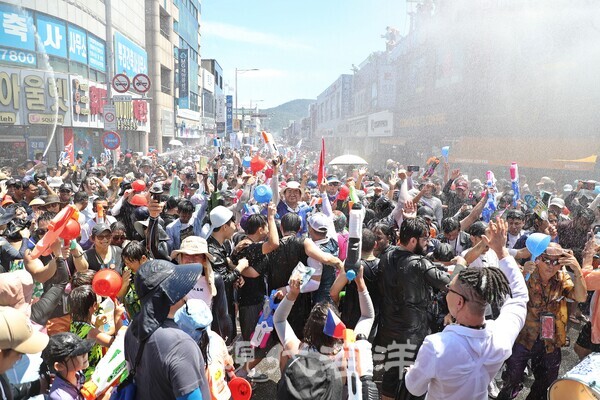 장흥 물축제는 시민들의 뜨거운 호응을 얻었다.
