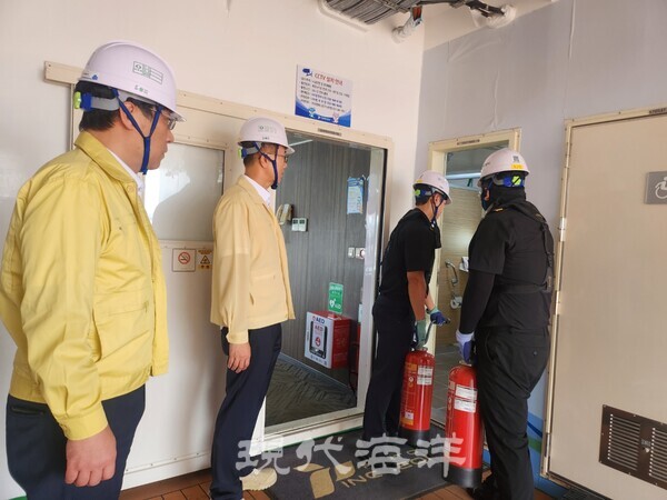 인천항만공사 김순철 경영본부 부사장이 선내 화재진압 훈련을 점검하고 있다.