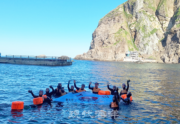 광복 80주년을 맞아 독도 앞바다에서 해녀 물질 시연 퍼포먼스가 펼쳐졌다. 여기에는 제주·울릉도 해녀, 오영훈 지사, 이상봉 제주도의회 의장 등이 함께했다.