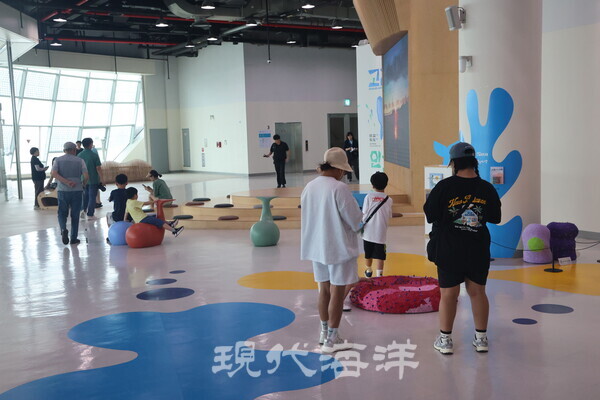 황다영 작가의 「Under the Sea」