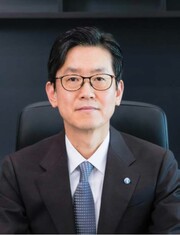 김종덕 이사장은 서울대 농공학과를 나와 서울대 대학원에서 수문학(공학석사)을 전공했다. 이어 일본대학 이공학부에서 해양건축으로 공학박사 학위를 취득했다. 김 이사장은 KMI 기획조정본부장, 미래전략연구본부장, 부원장, 원장 해양수산부 해양수산과학기술위원회 위원 등을 지냈으며, 한국수산산업총연합회 감사, 대통령소속 농어업·농어촌 특별위원회 위원 등으로 활동하고 있다.