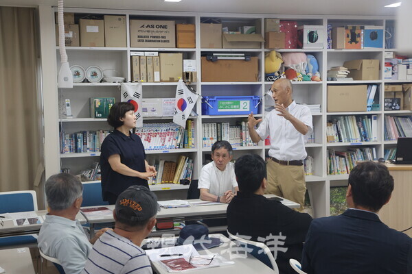 가와무라 요시오 교수가 갯벌보전과 지역 활성화 방안에 대해 설명하고 있다.