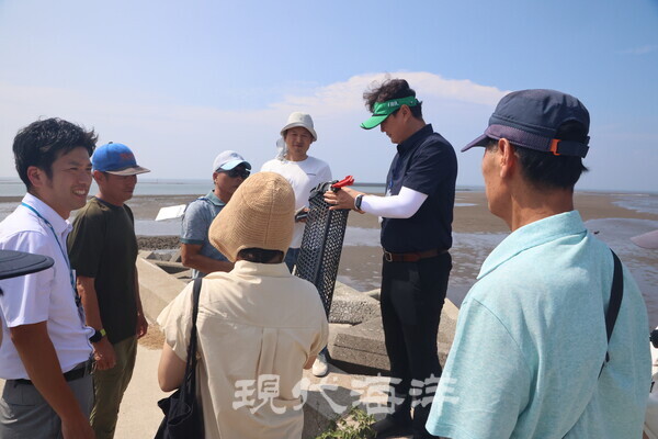 직접 어구를 사용해보고 있는 김종범 어촌어항공단 남서해지사장