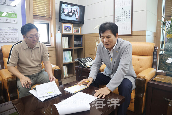 이상익 함평군수가 앞으로의 정책방향에 대해 설명하고 있다.