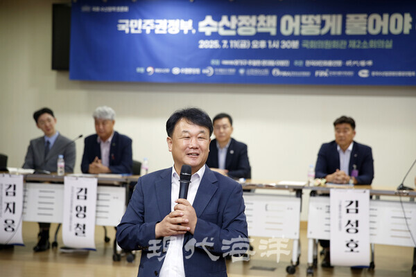 종합토론의  취지를 설명하는 송영택 발행인