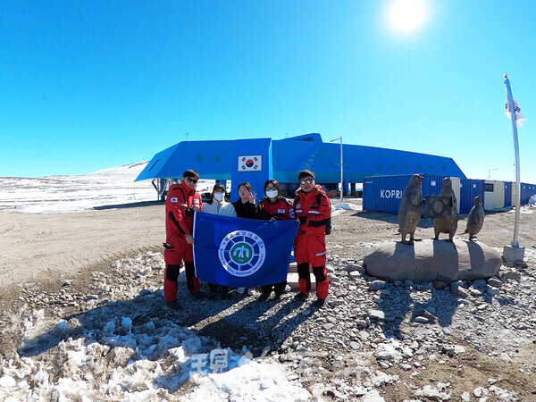 기지 앞 국기게양대에서 기념사진